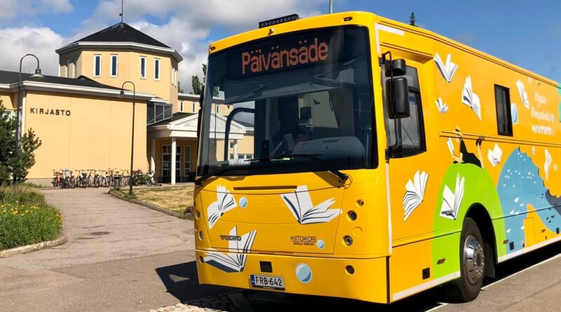 päivänsäde pääkirjaston edustalla