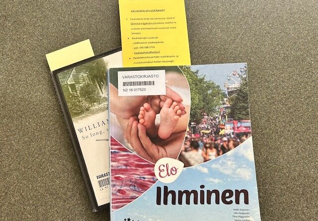 Kaksi kirjaa pöydällä. Päällimmäisen kirjan välissä on keltainen kaukopalvelusäännöt-lappu